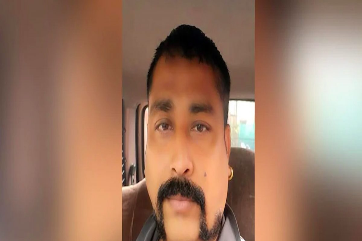 मिशांच्या प्रेमापोटी गमावली नोकरी, कटिंग करण्याचा ‘आदेश’ झुगारल्यामुळे झालं निलंबन