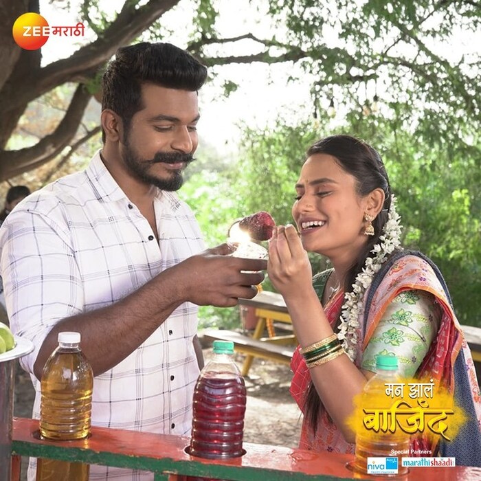 दोघांचा हा रोमॅंटिक अंदाज पाहून चाहते मात्र आनंदी झाले आहेत. चाहत्यांकडून या फोटोंवर कमेंटचा वर्षाव सुरू आहे. 