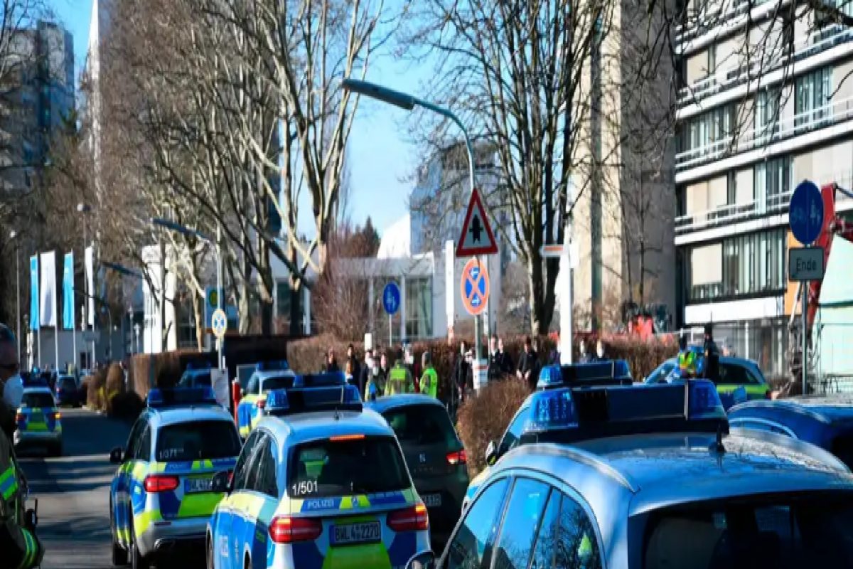 सभागृहात माथेफिरुचा अंदाधुंद गोळीबार, अनेक जखमी; हल्लेखोर ठार