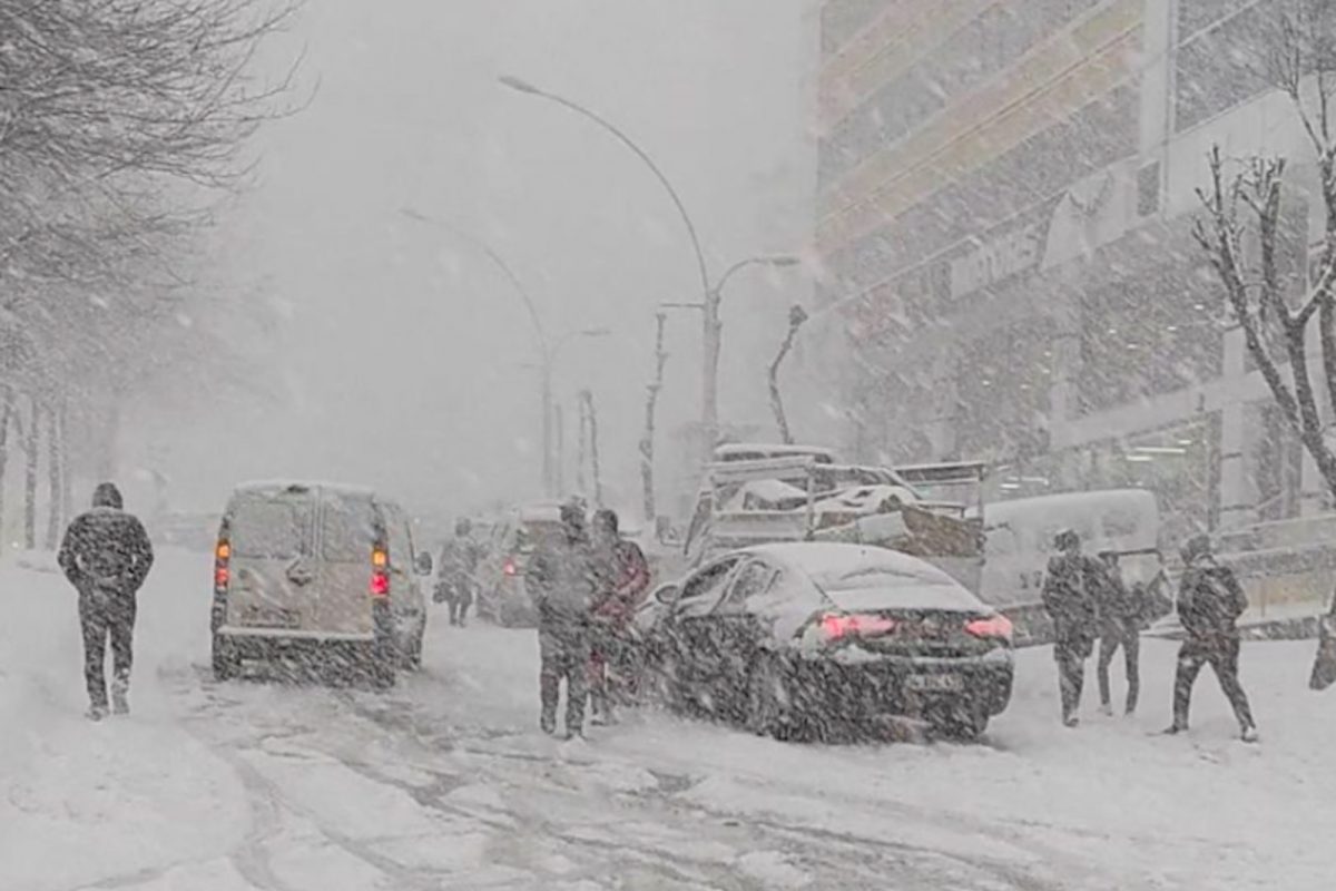 विमानं जमिनीवर, गाड्यांना बंदी! जोरदार बर्फवृष्टीनं सर्वात बिझी विमानतळ ‘Flight Mode’वर