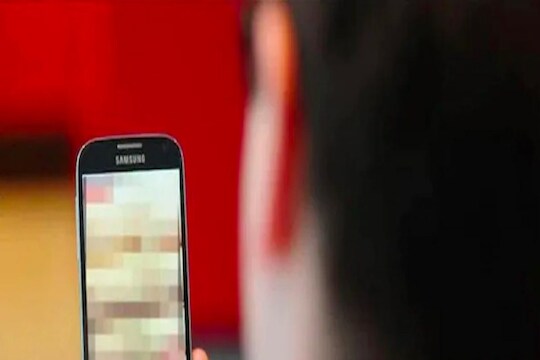 तरुणीनं Video Call वर उतरवले कपडे, मग सुरू झाला Blackmail चा खेळ