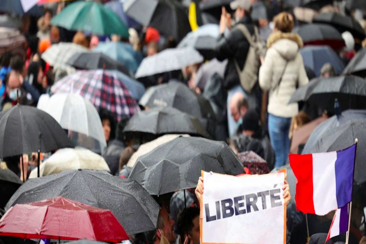 कुठेही जाण्यासाठी Vaccine Pass बंधनकारक, लसीकरण विरोधकांना ‘फ्रेंच’ दणका