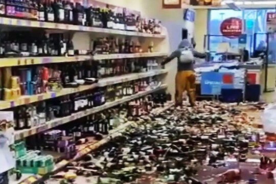 नुसता राडा! तरुणीने फोडल्या दुकानातील लाखो रुपयांच्या दारुच्या बाटल्या, पाहा VIDEO