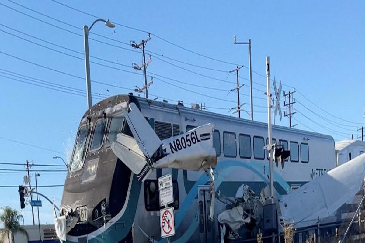 विमानाला रेल्वेनं दिली टक्कर, पोलिसांच्या धाडसामुळे वाचले पायलटचे प्राण