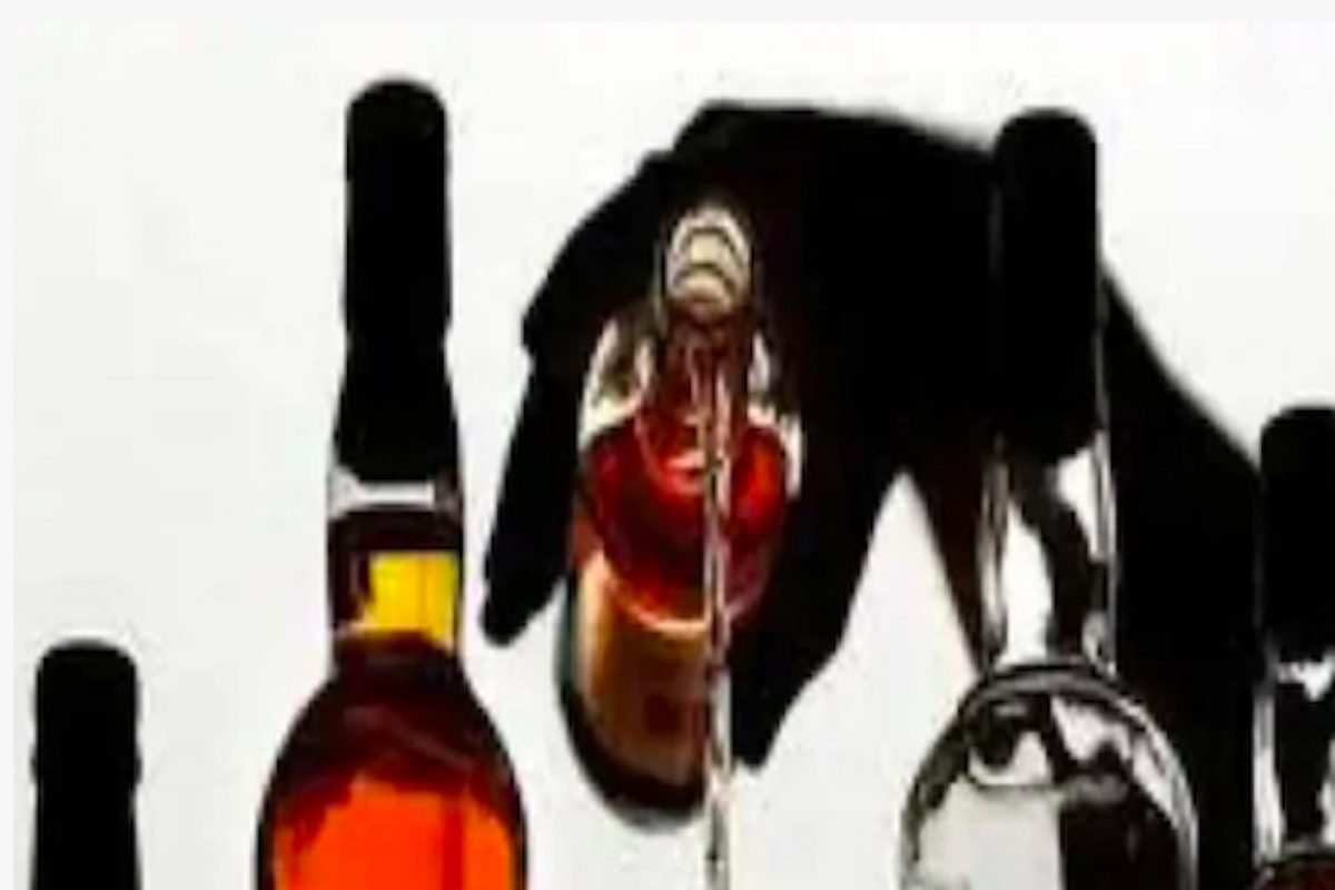 पाणी असल्याचं सांगून शिक्षकाने जबरदस्तीनं पाजली दारू, विद्यार्थी झाला बेशुद्ध