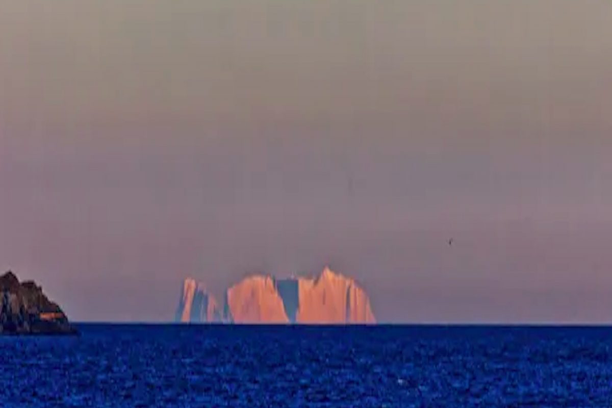 बापरे बाप! समुद्रावर तरंगत होता राक्षसी डोंगर, आभासापेक्षा ‘सत्य’ होतं आश्चर्यकारक