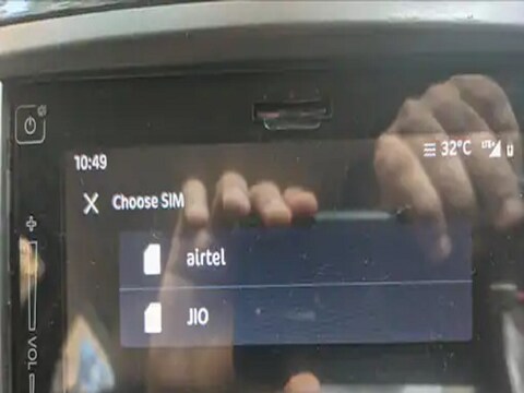 अँड्रॉइड ऑटोचा वापर करण्यासाठी फोनमध्ये अँड्रॉइड 6.0 (Android 6.0) किंवा त्यानंतरच्या जनरेशनची ऑपरेटिंग सिस्टिम अस्तित्त्वात पाहिजे. याशिवाय अँड्रॉइड ऑटोला सपोर्ट करणारी गाडी (टचस्क्रीन, रोटरी नॉब किंवा टचपॅडसारखे कंट्रोल्स उपलब्ध असले पाहिजेत), आणि यूएसबी (USB) केबलचीही आवश्यक असते.