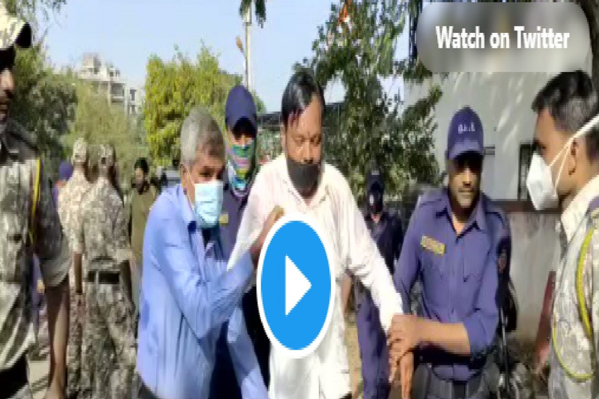 VIDEO: धनंजय मुंडेंसमोर आत्मदहनाचा प्रयत्न, झेंड्यासमोरच अंगावर ओतलं डिझेल