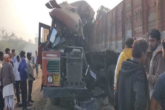 ST bus accident in Beed: बीडमध्ये एसटी बसचा भीषण अपघात, 4 जणांचा जागीच मृत्यू,15 जण गंभीर जखमी