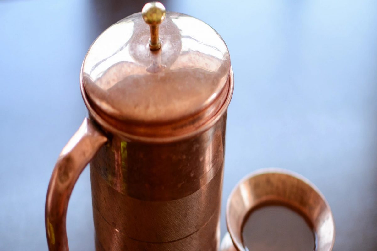 Copper Pot : सकाळी रिकाम्या पोटी तांब्याच्या भांड्यातील पाणी पिणं यासाठी आहे फायदेशीर