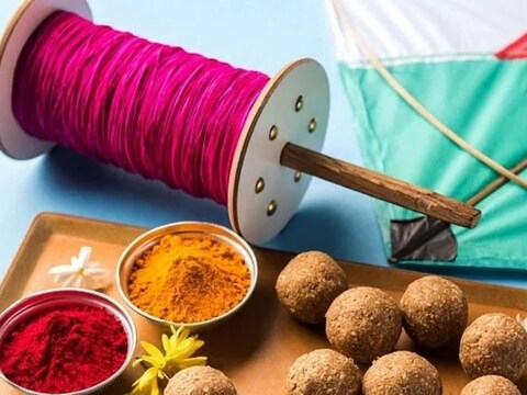  मकर संक्रांतीच्या आदल्या दिवशी भोगीचा सण साजरा केला जातो. या दिवशी तीळ लावलेल्या भाकऱ्या, भोगीची भाजी, लोणी, पापड, वांग्याचे भरीत, चटणी यांसारखे पौष्टिक पदार्थ तयार करण्यात येतात.