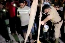 मुंबईत अपघाताचा थरार, वाळूचा ट्रक रिक्षावर पलटला; रेस्क्यूनंतर चालकाची सुटका मुंबईत अपघाताचा थरार, वाळूचा ट्रक रिक्षावर पलटला; रेस्क्यूनंतर चालकाची सुटका