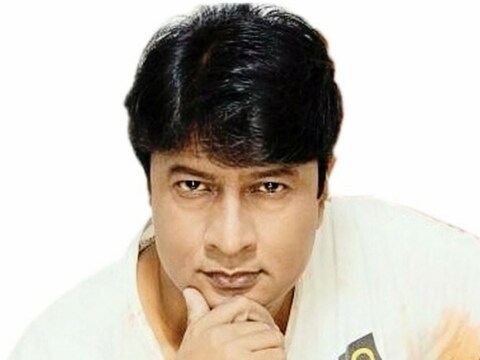अभिनेता किरण माने (Kiran Mane)यांनी नुकतीच  राष्ट्रवादीचे अध्यक्ष शरद पवार यांची भेट घेतली.
