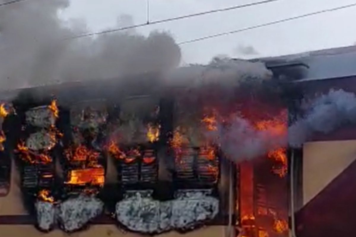 बिहारमध्ये सलग तिसऱ्या दिवशीही विद्यार्थी आक्रमक, गयामध्ये पॅसेंजर ट्रेनला लावली आग