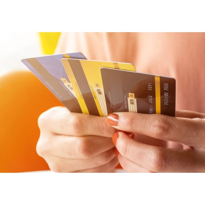 डिजिटल व्यवहार सध्या वाढत आहेत, त्याचप्रमाणे क्रेडिट कार्ड (Credit Card) देखील या प्रक्रियेचा एक महत्त्वाचा हिस्सा बनला आहे. काही जणं एकापेक्षा जास्त क्रेडिट कार्ड देखील वापरतात