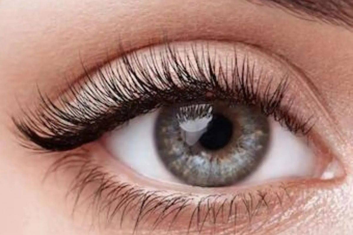 Eye care tips: या कारणांमुळं लवकर कमी दिसू लागतं, डोळ्यांच्या आरोग्यासाठी आहारात घ्या या गोष्टी