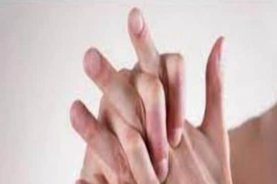 तुमचेही हात थरथरतात का? असू शकतं गंभीर आजाराचं लक्षण; या व्यायामांनी पडेल फरक