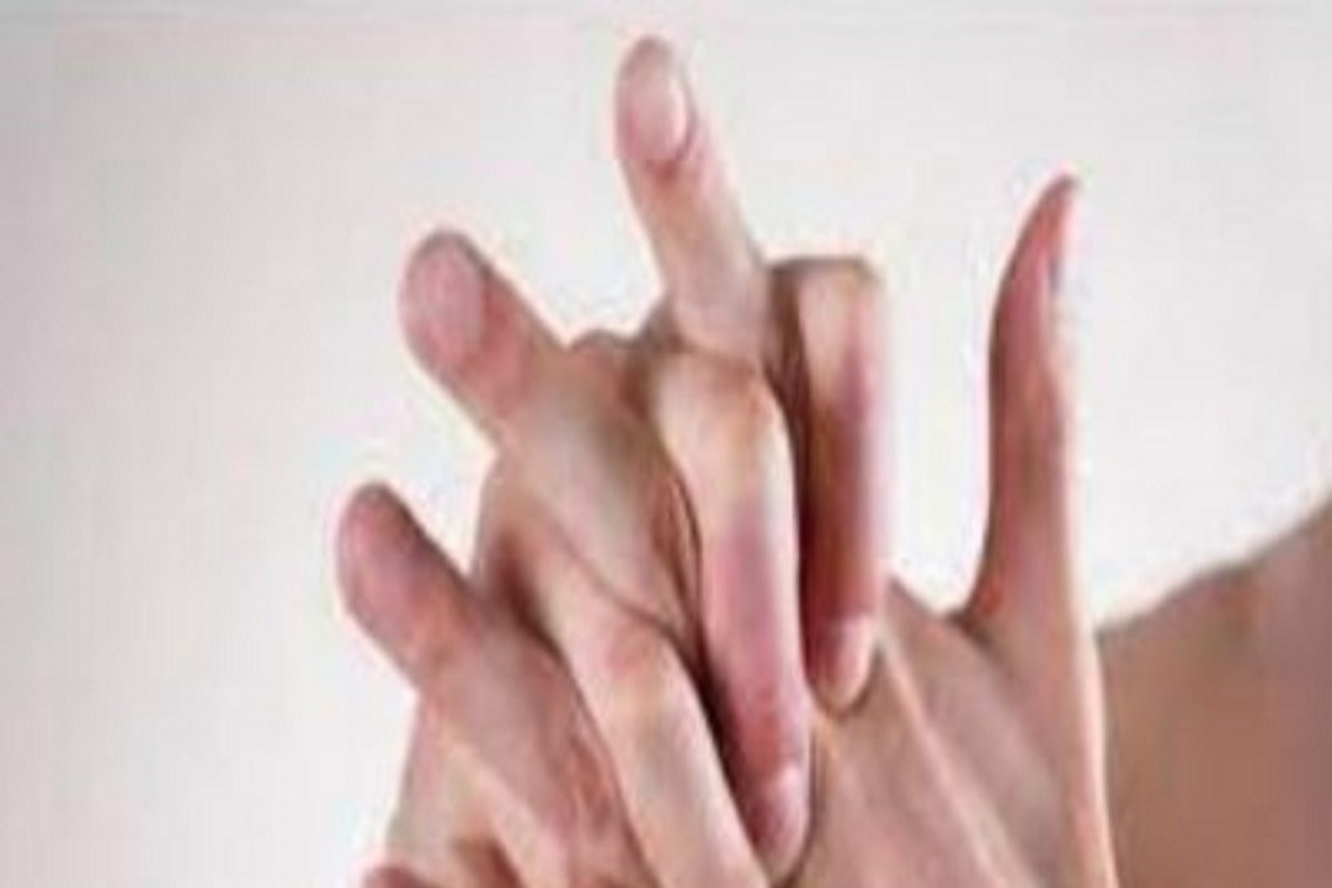 तुमचेही हात थरथरतात का? असू शकतं गंभीर आजाराचं लक्षण; या व्यायामांनी पडेल फरक