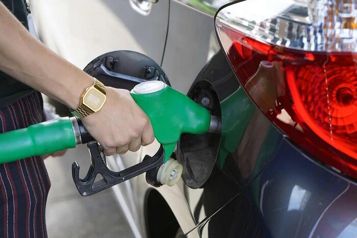 जगातील बहुतेक देशांमध्ये इंधनाच्या किमती (Fuel Prices) हे अजूनही महागाईचे (Inflation) सर्वात मोठे, थेट आणि प्रभावी कारण आहे. संपूर्ण जगाच्या वाढत्या भाववाढीमागे सध्या पेट्रोल आणि डिझेलच्या (Petrol Diesel) किमती दिसत आहेत. महामारीच्या सुरुवातीला तेलाची मागणी कमी होती, पण त्यानंतर ती झपाट्याने वाढत आहे. अमेरिका, ब्रिटन अशा सर्व प्रमुख अर्थव्यवस्थांमध्ये हे घडत आहे. आशियातील मागणीही झपाट्याने वाढली आहे. (प्रतिकात्मक फोटो: शटरस्टॉक)