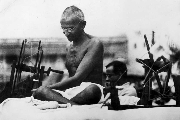 1920 आणि 1922 मध्ये, महात्मा गांधींनी (Mahatma Gandhi) रौलेट कायद्याच्या निषेधार्थ असहकार आंदोलनाचे नेतृत्व केले. याशिवाय त्यांनी भारतीयांना सरकारमध्ये समाविष्ट न करणे आणि राजकीय आणि नागरी स्वातंत्र्य नाकारणे याला विरोध केला. यानंतर जेव्हा सायमन कमिशन (Simon Commission) जाहीर झाले तेव्हा त्यात एकही भारतीय नव्हता, असा निषेधाचा आधार होता. भारतीयांच्या घटनात्मक आणि राजकीय सुधारणा केवळ परदेशीच कशा घेऊ शकतात, असे सांगण्यात आले. (फोटो: विकिमीडिया कॉमन्स)
