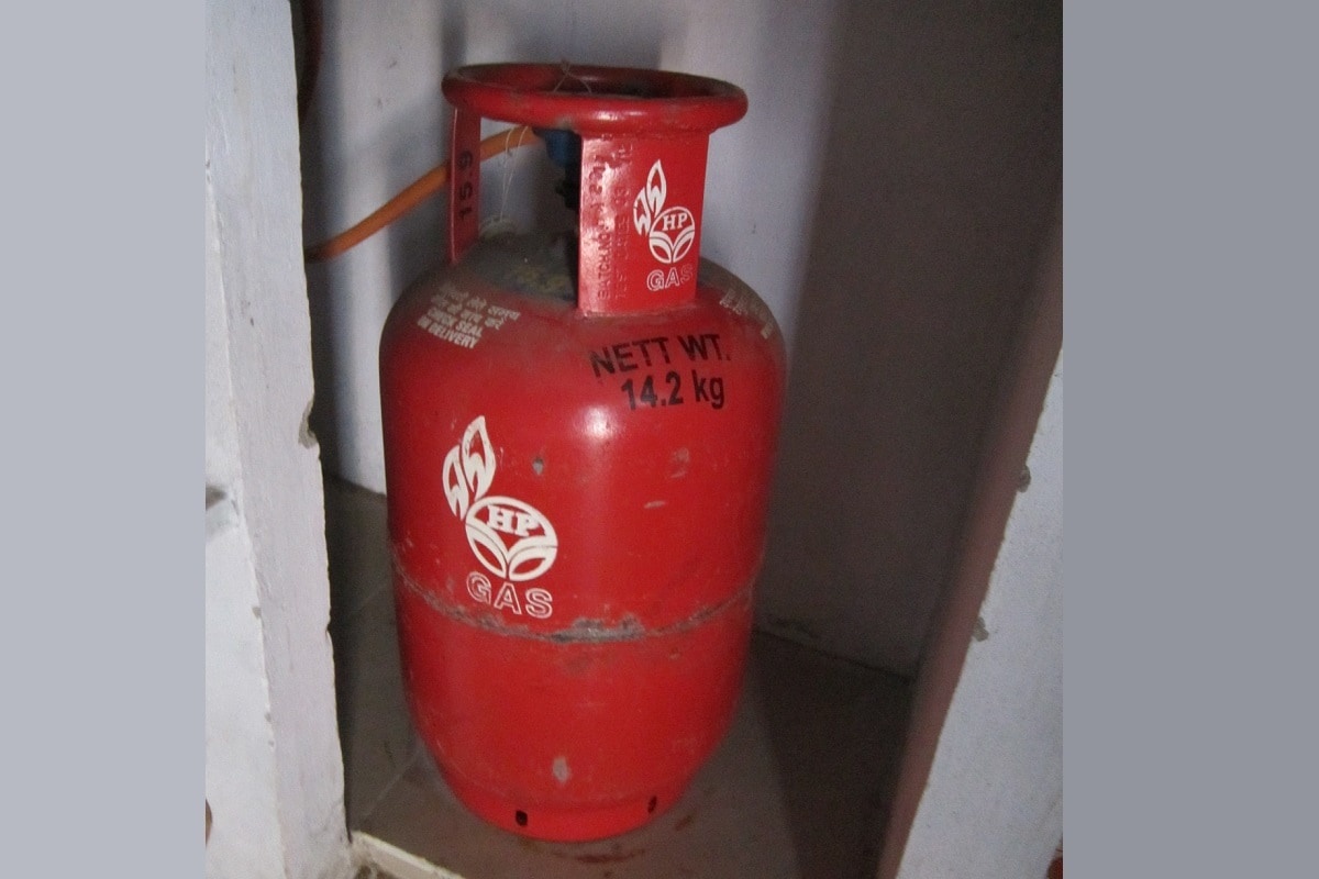 व्यावसायिक LPG सिलिंडरचे दर घसरले, घरगुती गॅसचं काय? पाहा तुमच्या शहरातले दर