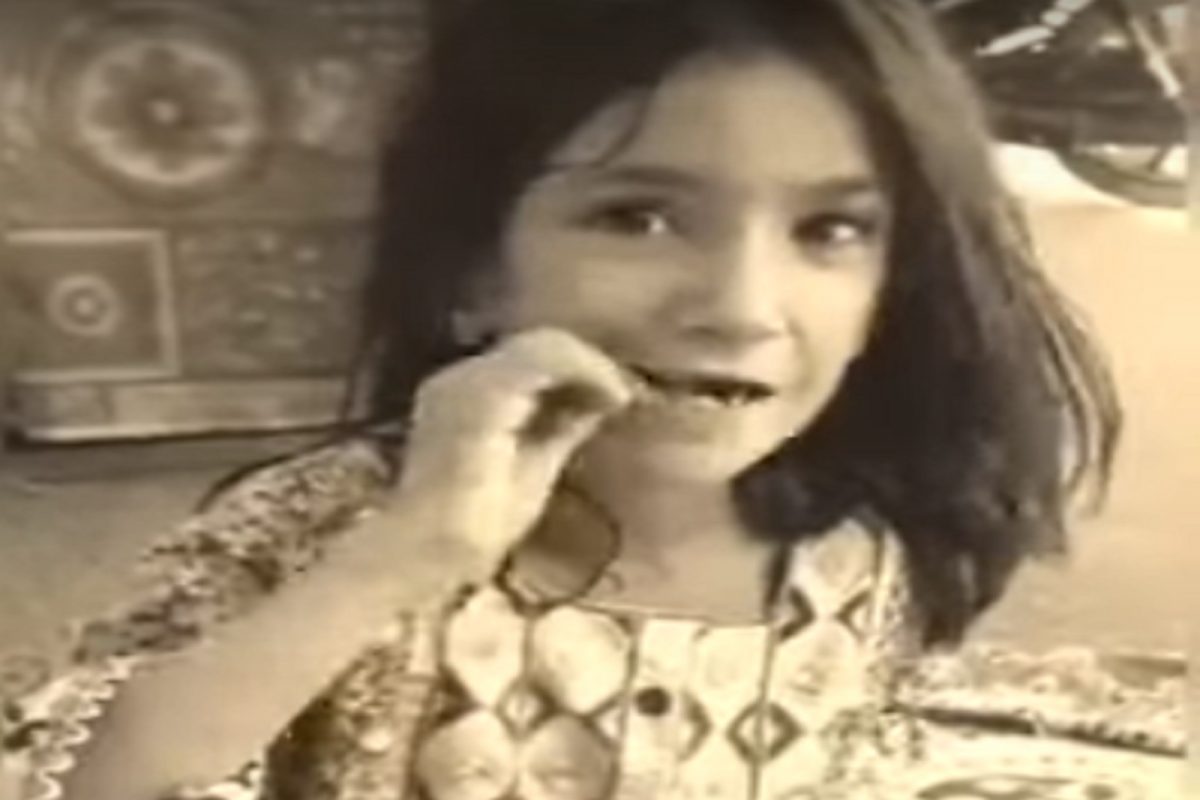 VIDEO - तोंडाची आग होतेय तरी हसत हसत मिरची खाते ही चिमुकली; कारण वाचून डोळ्यात येईल पाणी