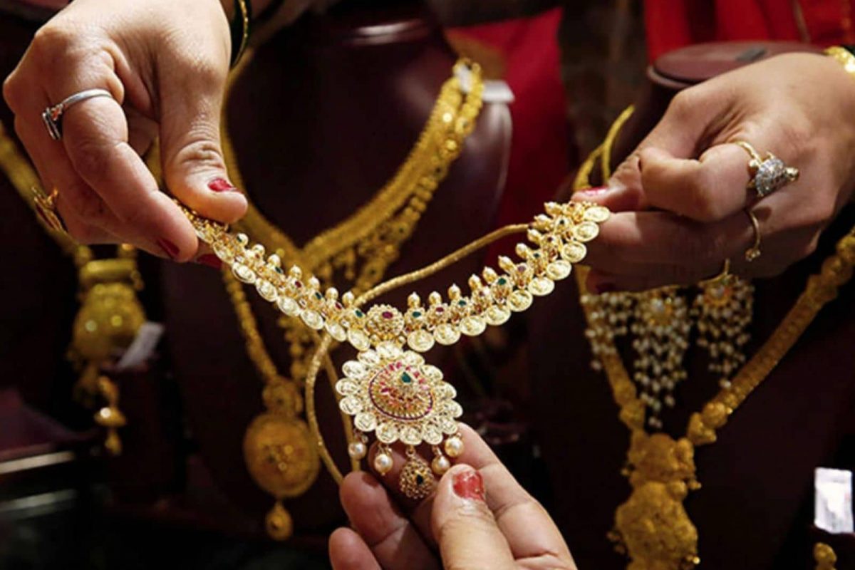 Gold Price Today: सोने-चांदीच्या दरात आज तेजी, एक तोळे सोन्यासाठी किती जास्त पैसे मोजावे लागणार?