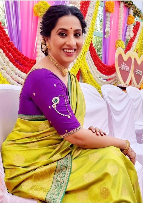  विशेष करून मालिकेत आई अर्थातच अरुंधतीची भूमिका फारच लोकप्रिय आहे. ही भूमिका अभिनेत्री मधुरानी प्रभुलकर यांनी साकारली आहे. 