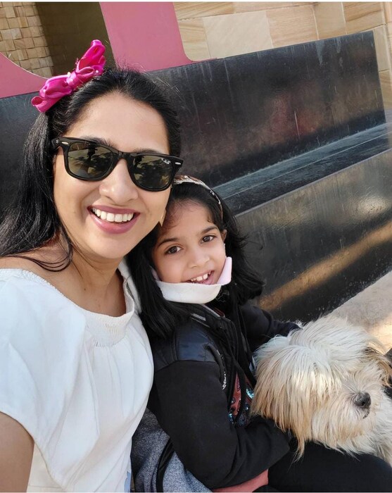  मधुरानी सतत सोशल मीडियावर आपल्या मुलीसोबतचे फोटो शेअर करत असते. ती आपल्या कामासोबतच आपल्या मुलीलासुद्धा वेळ देत असते. 