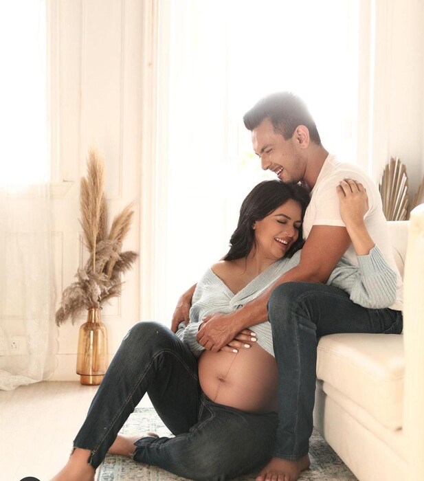 या फोटोंमध्ये आदित्य आणि श्वेताने सुंदर असा व्हाईट कलरचा पोशाख परिधान केला आहे. सोबतच आदित्यने कॅप्शनमध्ये बेबीशॉवर असं लिहिलं आहे. 