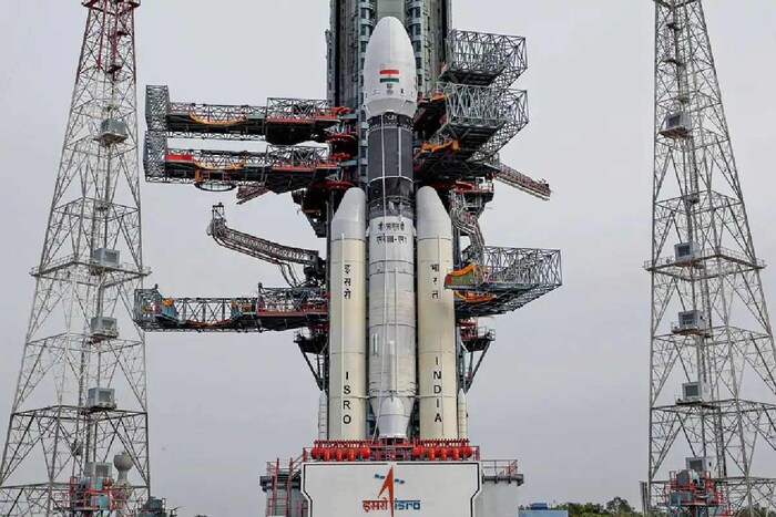 दोन वर्षांपूर्वी चांद्रयान-2 (Chandrayaan-2) चंद्राच्या (Moon) दिशेने पाठवण्यात आले होते, ज्यामध्ये प्रोब, रोव्हर आणि लँडर एकाच वेळी प्रक्षेपित करण्यात आले होते. चांद्रयान-2 प्रोब चांगले काम करत आहे. परंतु. रोव्हरचे लँडिंग (Rover Landing) यशस्वी झाले नाही. इस्रो चांद्रयान-3 च्या माध्यमातून चंद्रावर रोव्हर पोहोचण्याच्या सर्व तयारीत गुंतले होते, परंतु कोविड-19 मुळे त्याचे प्रक्षेपण आतापर्यंत रखडले आहे. या वर्षाच्या तिसर्‍या तिमाहीतच, ISRO ते यशस्वीरित्या वितरित करण्याची तयारी करत आहे. (प्रतिकात्मक छायाचित्र: इस्रो)