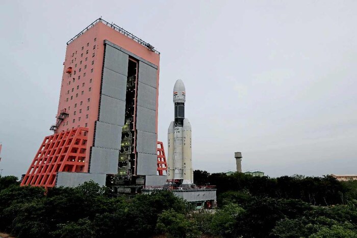 सर्वांनाच नवीन वर्षाकडून (Year 2022) चांगल्या अपेक्षा असतील. यावर्षी भारतीय अंतराळ संशोधन संस्था इस्रो (ISRO) देखील आपल्या अनेक मोहिमांवर काम करण्यासाठी सज्ज झाली आहे. या वर्षी गगनयान मोहीम, आदित्य एल1 आणि चांद्रयान 3 यासह अनेक मोठ्या मोहिमा भारतासाठी मोठी झेप ठरणार आहेत. (प्रतिकात्मक छायाचित्र: इस्रो)
