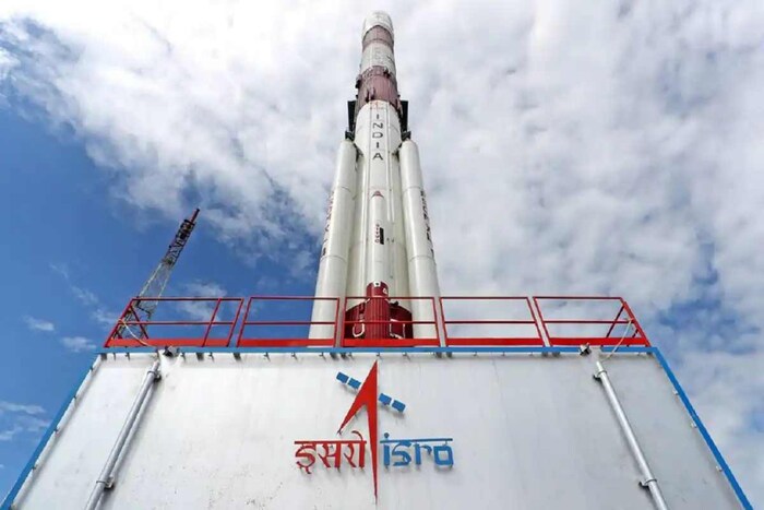 सध्या, इस्रोच्या कार्यक्रमांपैकी पहिला रिमोट इमेजिंग सॅटेलाइट (RISAT-1A) प्रक्षेपित करण्याची तयारी सुरू आहे. पुढील आठवड्यात 6 जानेवारीलाच याचं लॉन्च करण्याचे नियोजन आहे. त्याचे प्रक्षेपण हे इस्रोच्या मोहिमांमध्ये सर्वात मोठे प्राधान्य आहे. या रिमोट सेन्सिंग उपग्रहाचा (Remote sensing satellite) वापर भूप्रदेशांचे नकाशा तयार करण्यासाठी आणि जमीन, महासागर आणि पृष्ठभागाच्या पाण्याचे विश्लेषण करण्यासाठी केला जाईल. ते जमिनीतील ओलावा स्थितीचा देखील आढावा घेईल. हा त्याच्या वर्गाचा सहावा उपग्रह असेल. (प्रतिकात्मक छायाचित्र: इस्रो)