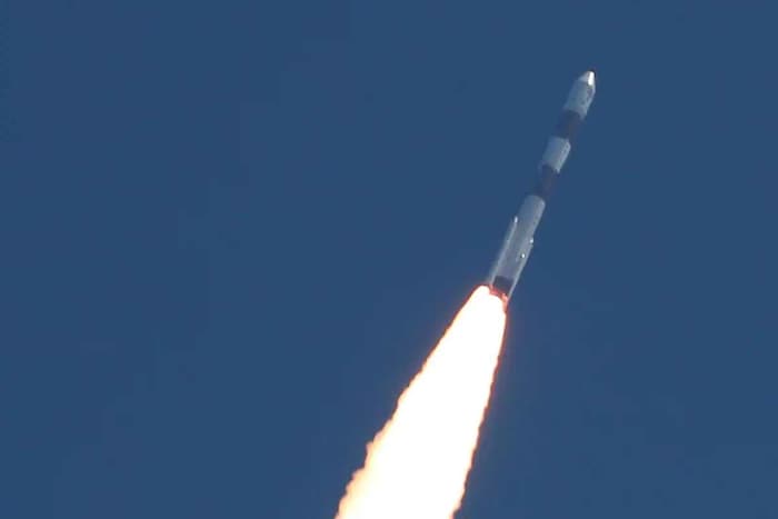 इस्रोचे स्मॉल (ISRO) सॅटेलाइट लॉन्च व्हेईकल (SSLV) विकसित करण्यात आले असून त्याच्या पहिल्या प्रक्षेपणाची तयारी सुरू आहे. या वर्षाच्या पहिल्या तिमाहीत ते लॉन्च केले जाईल. SSLV पृथ्वीच्या पृष्ठभागापासून 500 किमी अंतरावर असलेल्या निम्न-पृथ्वीच्या कक्षेत 500 किलो वजनाचे वस्तुमान सोडण्यास सक्षम असेल. लहान उपग्रह प्रक्षेपित करण्यास सक्षम असलेल्या एसएसएलव्हीची किंमत पीएसएलव्हीच्या केवळ 10 टक्के असल्याचे नोंदवले गेले. (प्रतिकात्मक छायाचित्र: इस्रो)