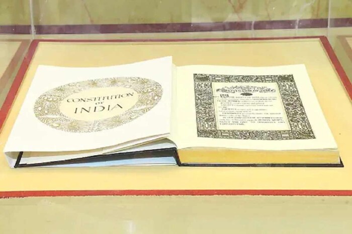 यानंतर 26 जानेवारी 1929 ला लाहोर अधिवेशनात जवाहरलाल नेहरूंच्या अध्यक्षतेखाली काँग्रेसने पूर्ण स्वराजाचा ठराव घेतला आणि 26 जानेवारी 1930 पासून दरवर्षी देशात स्वातंत्र्यदिन साजरा करण्याचा संकल्प केला. त्या दिवशी तो दिवस देखील साजरा करण्यात आला. तेव्हापासून पूर्ण स्वराज्याची मागणी स्वातंत्र्य चळवळीचा एक भाग बनली आणि जेव्हा भारतीय राज्यघटना स्वीकारण्याची वेळ आली तेव्हा 26 जानेवारीचे ऐतिहासिक महत्त्व लक्षात घेऊन 26 जानेवारी 1950 ही तारीख निश्चित करण्यात आली. (फोटो: विकिमीडिया कॉमन्स)