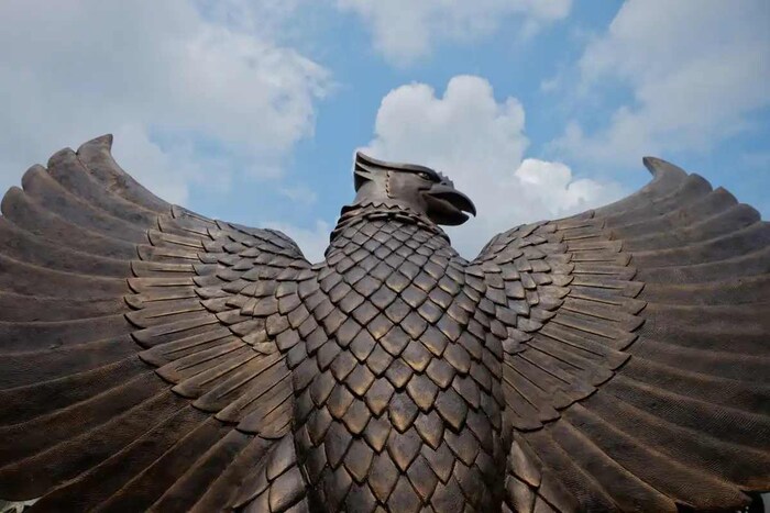 गरुड (Garuda) हा केवळ हिंदूंचाच (Hindu Religion) भाग नाही तर अनेक पौराणिक कथांचा भाग आहे. विशेषतः पौराणिक सुवर्ण गरुड हिंदू धर्माव्यतिरिक्त बौद्ध धर्माशी संबंधित आहे. सोनेरी पंख, चोच आणि पाय गरुडाचे आहेत तर त्याचे हात आणि शरीर माणसासारखे दिसते. गरुड केवळ इंडोनेशियाच्याच नव्हे तर दक्षिण आणि दक्षिणपूर्व आशियाई देशांच्या राष्ट्रीय चिन्हांमध्ये दिसून येतो. मध्ययुगीन काळापर्यंत इंडोनेशियाच्या बेटांवर पसरलेल्या हिंदू राज्याशी गरुडाचा संबंध असल्याचे मानले जाते. (फोटो: मर्डिया / शटरस्टॉक)
