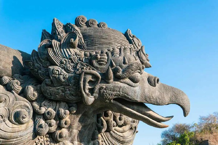 इंडोनेशियाच्या (Indonesia) इतिहासात हिंदू संस्कृतीचा (Hindu Culture) सखोल आणि खूप मोठा काळ राहिला आहे. हिंदू धर्मात, गरुड हे भगवान विष्णूचे वाहन म्हणून पूजनीय आहे. गरुड विशेषतः इंडोनेशियन बेट समूह जावा आणि बाली यांच्या परंपरा आणि दंतकथांमध्ये आढळतो. अनेक कथांमध्ये गरुड हे शहाणपण, सामर्थ्य, धैर्य, निष्ठा आणि शिस्तीचे प्रतीक आहे. (फोटो: वुथिकराई बुसायपोर्न / शटरस्टॉक)