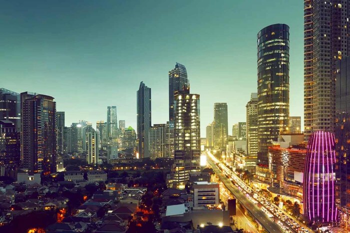 अलीकडेच इंडोनेशियाची (Indoensia) राजधानी जकार्ता (Jakarta) येथून हलवण्याचा निर्णय घेण्यात आला आहे. नवीन राजधानी बोर्नियो बेटावरील पूर्व कलमंतन येथे स्थित असेल, ज्याचे नाव नुसंतारा (Nusantara) असेल. या देशातील हिंदूंचा इतिहास फार मोठा आहे. नुसंताराचा हिंदू इतिहासाशीही खोलवर संबंध आहे. या शहराच्या नावामुळे पुन्हा एकदा इंडोनेशियाचा इतिहास एकत्र ठेवला जात आहे. इतकंच नाही तर इथलं प्रतीकही चर्चेत आहे, जे भारतीय पौराणिक पात्र गरुडाच्या रूपात आहे. (चित्र: शटरस्टॉक)