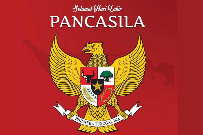 इंडोनेशियाचे (Indonesia) बोधचिन्ह म्हणजे गरुड पंचशिला (Garuda Pancasila) , ज्याचा मुख्य भाग गरुड आहे आणि त्याच्या छातीवर हेराल्डिक ढालीसर पायात एक स्क्रोल आहे. ढालीची पाच प्रतिकं इंडोनेशियाच्या राष्ट्रीय विचारसरणीची पाच तत्त्वे दर्शवतात. तर गरुडाने पायात एक स्क्रोल धरलेले आहे, ज्यामध्ये “भन्नेका तुंगल एक” असे लिहिलेले आहे, याचा अर्थ विविधतेत एकता असा घेतला जातो. (चित्र: शटरस्टॉक)
