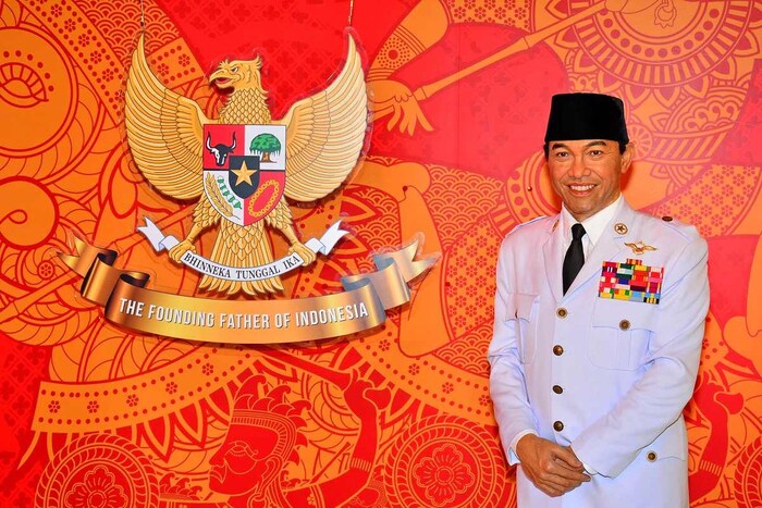 इंडोनेशियाचे (Indonesia) पहिले राष्ट्राध्यक्ष सुकर्णो यांच्या देखरेखीखाली पोंटियानाक येथील सुलतान हमीद द्वितीय याने गरुड पंचशिलाची (Garuda Pancasila) रचना केली होती. 11 फेब्रुवारी 1950 रोजी इंडोनेशियामध्ये ते राष्ट्रीय प्रतीक (National Emblem) म्हणून स्वीकारले गेले. एक महिन्यापूर्वी या चिन्हासाठी राज्य सीलची समिती स्थापन करण्यात आली होती, ज्यामध्ये सुलतान हमीद II च्या संयोगाने समिती स्थापन करण्यात आली होती, त्यावेळी ते विनाखात्याचे मंत्री होते. अमेरिकेने प्रस्तावित केलेल्या राष्ट्रीय चिन्हांची निवड करणे हे या समितीचे काम होते. (फोटो: वॉल्टर एरिक साय / शटरस्टॉक)