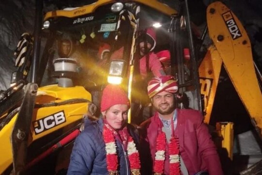 ना कार, ना घोडा, ना बँड; नवरीला आणण्यासाठी थेट JCB घेऊन पोहोचला मंडपात