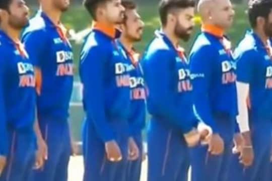 VIDEO: राष्ट्रगीत सुरू असताना केलेल्या त्या कृत्यामुळे विराट कोहली पुन्हा अडचणीत, नेमकं काय घडलं?