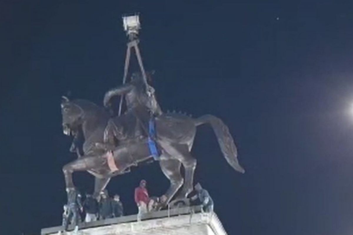 VIDEO: शिवरायांचा भव्य अश्वारूढ पुतळा क्रांतिचौकात विराजमान; 40 तासांच्या प्रयत्नांना अखेर यश