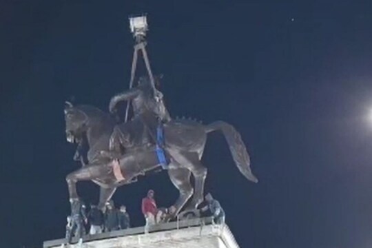 VIDEO: शिवरायांचा भव्य अश्वारूढ पुतळा क्रांतिचौकात विराजमान; 40 तासांच्या प्रयत्नांना अखेर यश