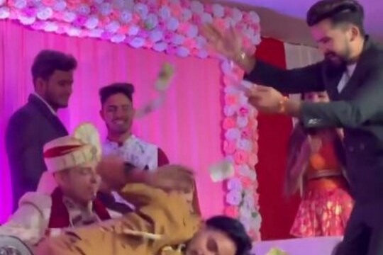 VIDEO: ..अन् अचानक नवरी-नवरदेवाच्या मांडीवर कोसळला युवक; भडकलेल्या वराने काय केलं पाहा