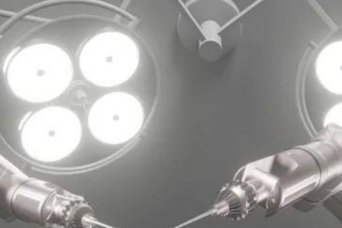 तंत्रज्ञानाचा आविष्कार; रोबोटने केली अतिशय गुंतागुंतीची शस्त्रक्रिया, डॉक्टरही अवाक