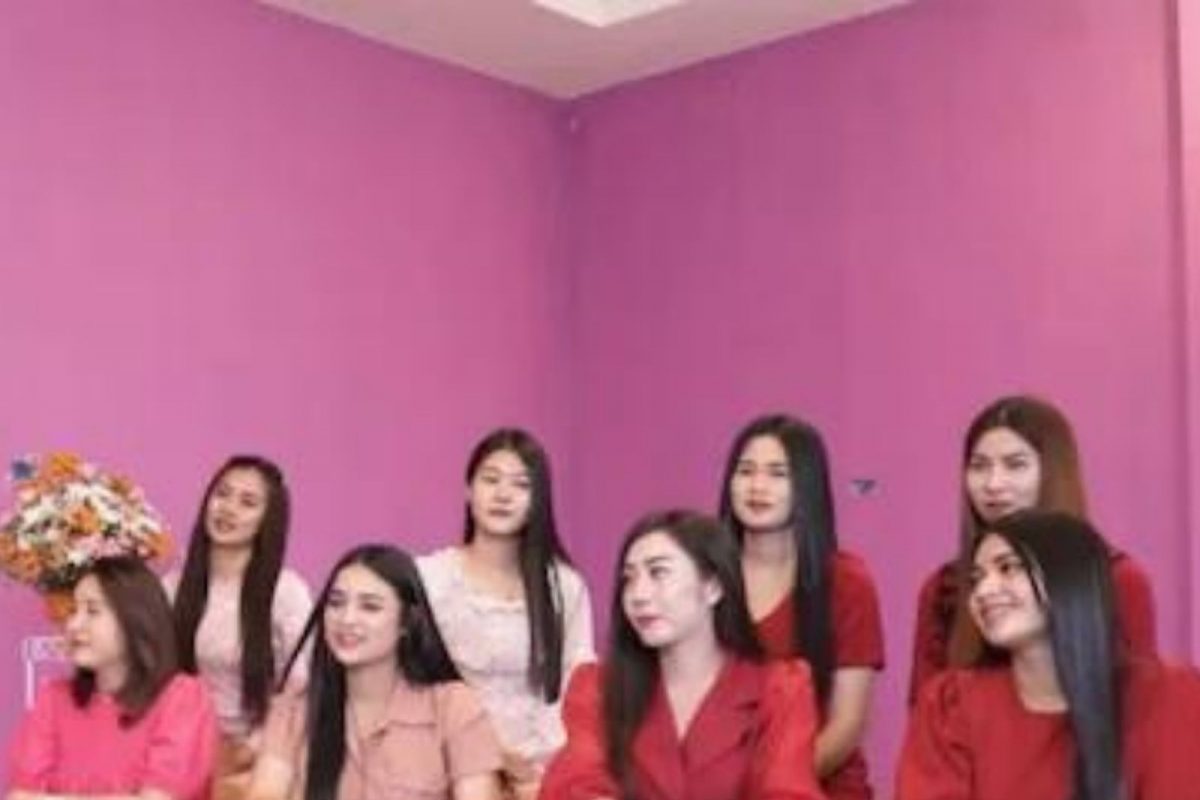 8 बायकांसोबत एकाच घरात राहातो व्यक्ती; अतिशय अजब आहेत आठही Love Story