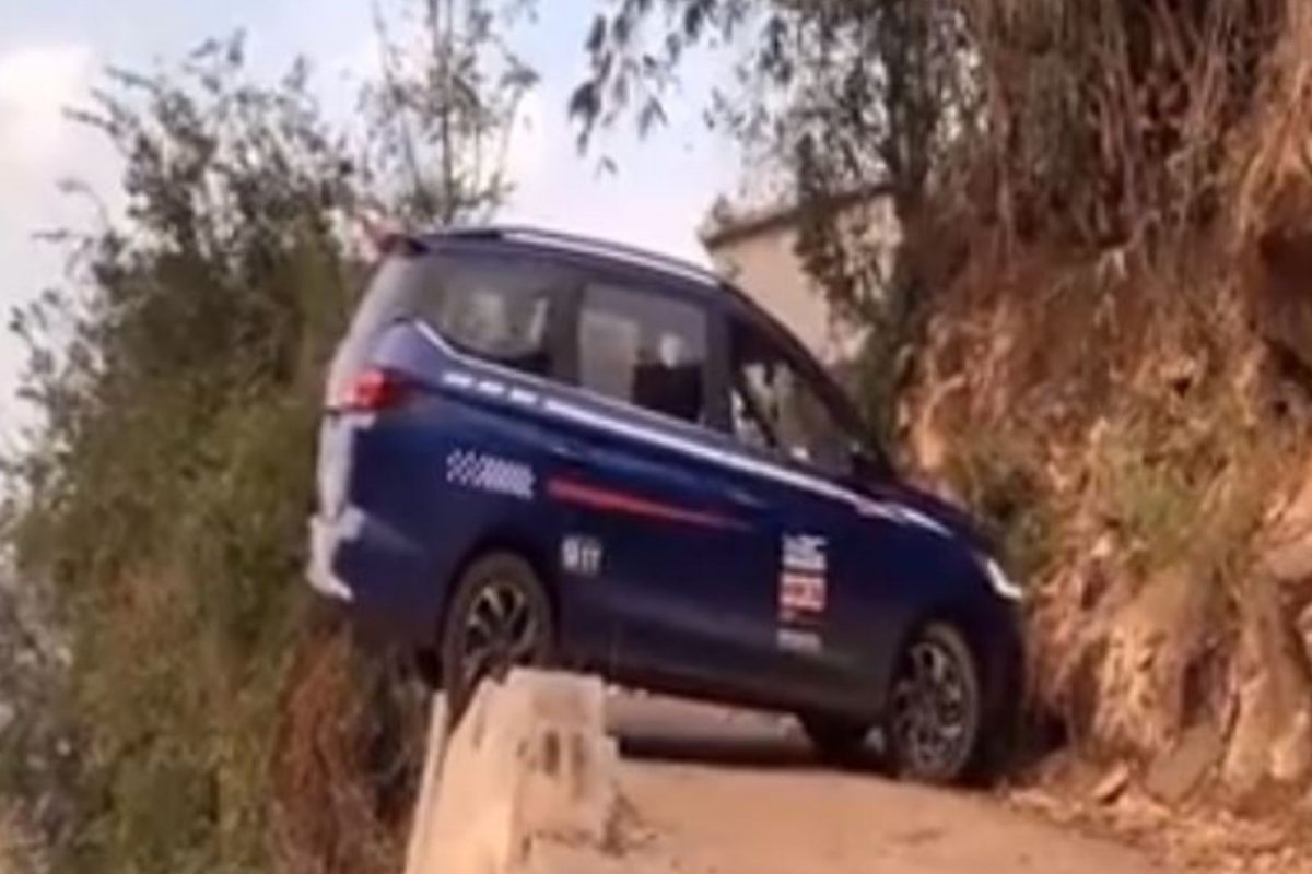 एकीकडे खोल दरी तर दुसरीकडे भलामोठा डोंगर; अतिशय अरूंद रस्त्यावर वळवू लागला कार अन्.., VIDEO