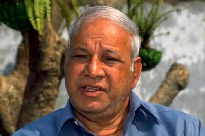 1977 हे वर्ष चंद्रावतींच्या (Chandravati) आयुष्याला कलाटणी देणारे वर्ष होते. त्याच वर्षी दलित नेते कांशीराम (Kanshi Ram) त्यांच्या घरी आल्यावर त्यांची भेट झाली. कांशीराम त्यांना म्हणाले, की "मी तुला एवढा मोठा नेता बनवू शकतो की एक दिवस तुझ्या आदेश ऐकण्यासाठी आयएएस अधिकाऱ्यांची लाईन लागेल." कांशीराम यांचे हे विधान नंतर मायावती उत्तर प्रदेशच्या मुख्यमंत्री झाल्यावर खरे ठरले. (फाइल फोटो)