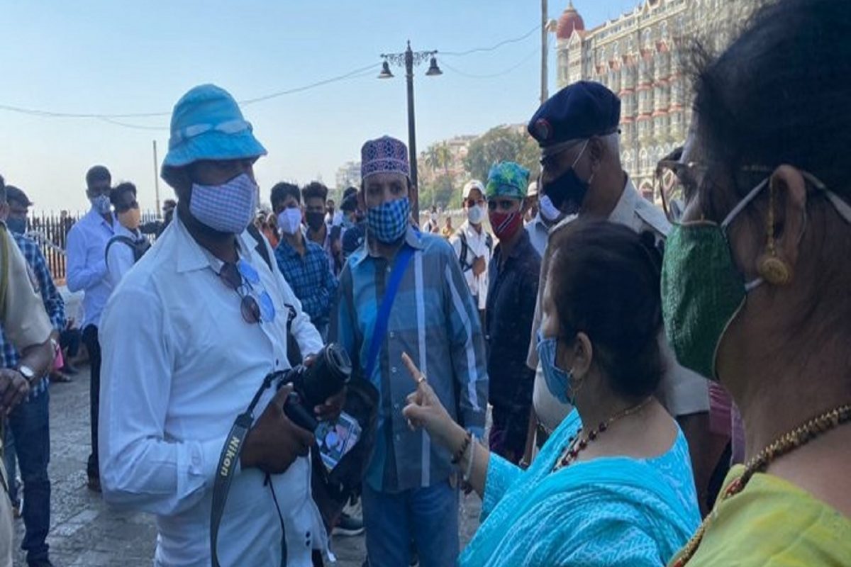 Mumbai: महापौर अॅक्शन मोडमध्ये, मास्क न घालणाऱ्यांना किशोरी पेडणेकरांनी झापलं (Photo: Twitter)